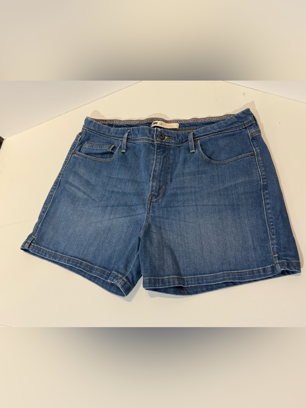 Women’s Levi's Mid-Rise Blue Denim Shorts-14 with 4.5” inseam